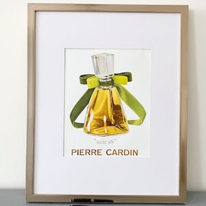 Pubblicità vintage di una bottiglia di profumo Cardin, stampa tratta dalla rivista Vogue, decorazione da parete per bagno o toilette glamour, regalo per ragazza/donna amante del lusso