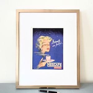 Rara e autentica stampa vintage di pubblicità del caffè Nescafé, poster retrò di una donna con caffè e colazione in cucina, da incorniciare, regalo di inaugurazione della casa.