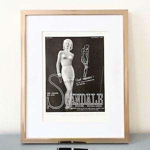 Manifesto pubblicitario autentico di lingerie vintage francese, arte murale di moda retrò, arredamento per camerini glamour pin up di metà secolo, regalo unico