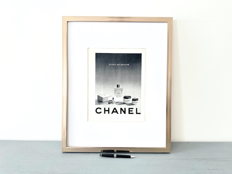 Impresión original de un anuncio francés vintage de Chanel Beauty de la década de 1940: página auténtica de una revista antigua. imagen 1