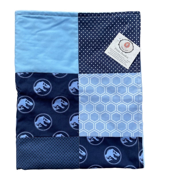 Petite Couverture doudou courtepointe patchwork minky tissu très doux pour bébé enfant idée cadeau shower bleu dinosaure t-rex Jurassic parc