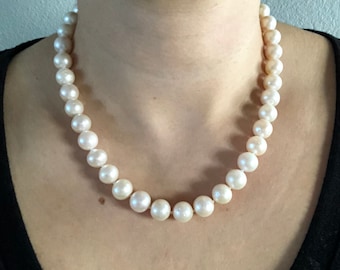 Collana di perle coltivate d'acqua dolce bianche - Filo singolo da 45 cm, annodato a mano, perle grandi da 11 mm, chiusura in argento sterling