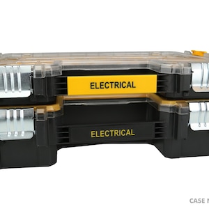 Może przedstawiać: Dwa czarne i żółte skrzynki narzędziowe do elektryki ułożone jedna na drugiej. Każda skrzynka ma przezroczystą pokrywę, metalowe zatrzaski i żółtą etykietę z napisem "ELECTRICAL". Do przechowywania narzędzi.