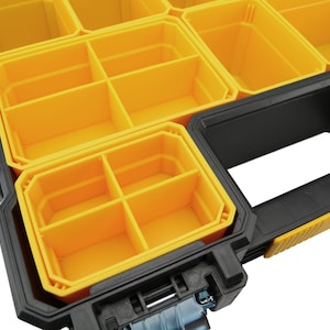 Puede incluir: Primer plano de un organizador de herramientas amarillo y negro con múltiples compartimentos. El organizador tiene una bandeja extraíble con compartimentos más pequeños.