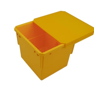 Könnte beinhalten: Eine gelbe Plastik-Aufbewahrungsbox mit Deckel. Der Deckel ist geöffnet und die Box ist leer.
