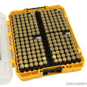 以下が含まれることがあります： 黄色と黒のDeWaltケース。9mm弾薬の列が表示されるように開いています。透明な蓋は左側に開いており、DeWaltのロゴが見えます。弾薬はケース内の黒い仕切りに配置されています。