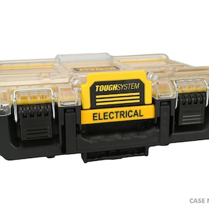 Puede incluir: Caja de almacenamiento de herramientas eléctricas ToughSystem negra y amarilla con tapa transparente. La caja tiene un asa amarilla y una etiqueta amarilla y negra que dice "ELECTRICAL".