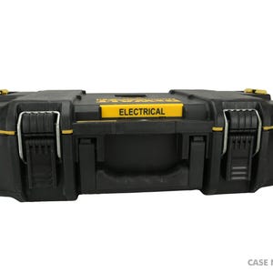 Puede incluir: Una caja de herramientas negra DeWalt con detalles amarillos y una etiqueta central amarilla con la palabra ELECTRICAL en letras negras. El estuche rectangular incluye dos cierres metálicos plateados y un asa moldeada para transportarlo.