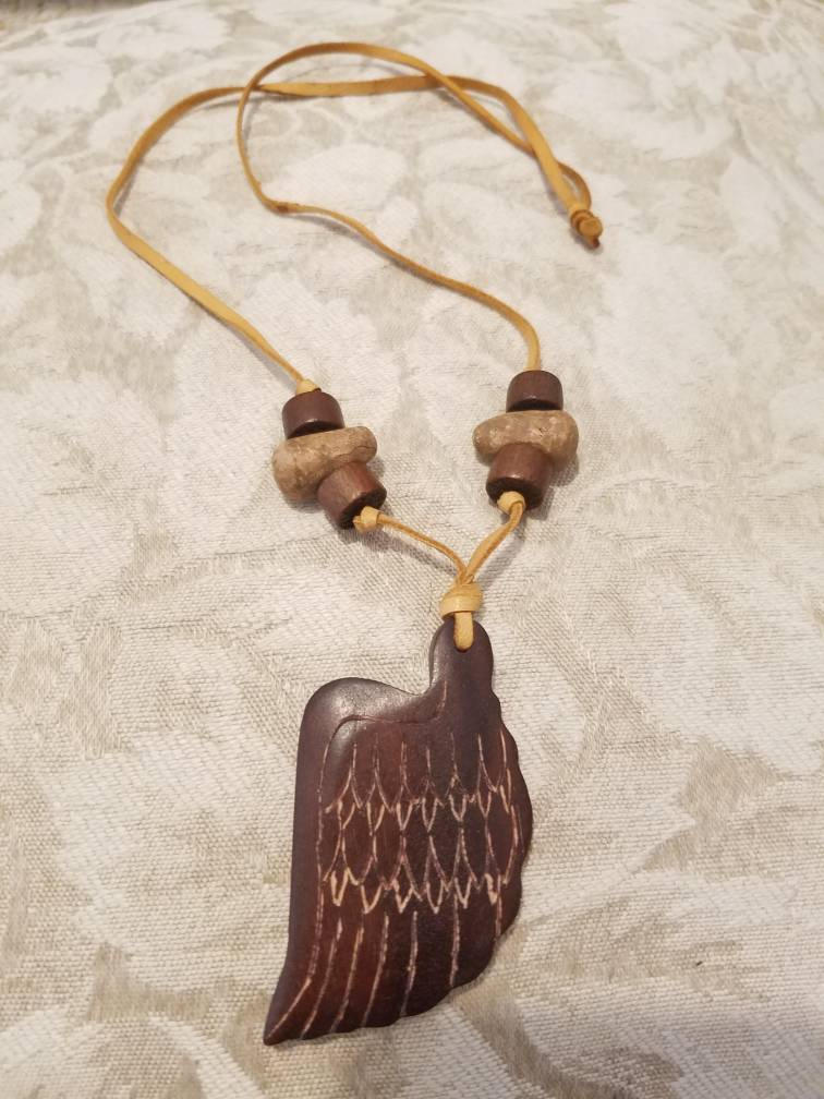 Colgante de ala de madera reciclado con collar de cuero | Etsy