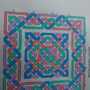 Peut inclure: Un motif de nœud coloré avec quatre lignes de couleurs différentes, rouge, bleu, vert et violet, tissées ensemble dans un motif complexe. Le motif est sur un fond quadrillé avec des numéros sur les côtés.