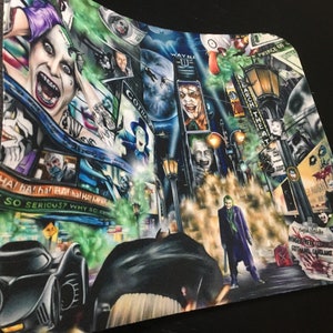 Pode incluir: Um mousepad colorido com uma cena de rua de Gotham City com o Coringa e Batman. O design inclui imagens do Coringa, do Batmóvel e de vários sinais de Gotham City. O texto "HA! HA! HA! HA! HA! SO SERIOUS? WHY SO" é visível.