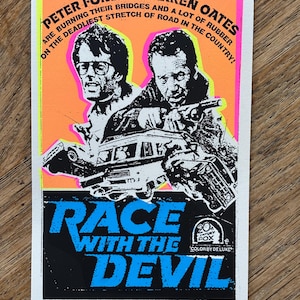 Peut inclure: Une affiche de film vintage pour "Race with the Devil" avec Peter Fonda et Warren Oates. L'affiche a une palette de couleurs noire, blanche, orange et bleue. Le texte comprend le titre du film et la phrase "Are burning their bridges and a lot of rubber on the deadliest stretch of road in the country!"