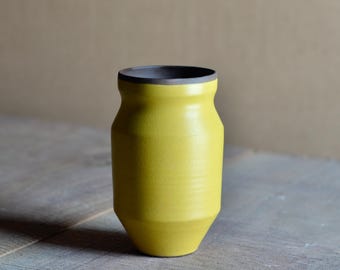Vaso de cerâmica amarelo feito à mão 9x5"