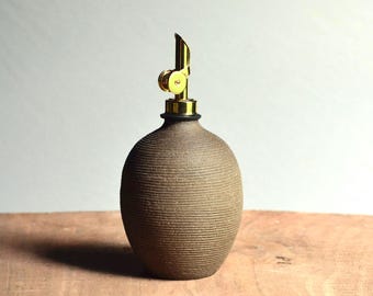 Burette à huile en céramique faite main - 14 oz avec bec verseur en or