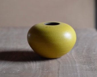 Vaso de cerâmica amarelo feito à mão - formato oval redondo - 4x5"