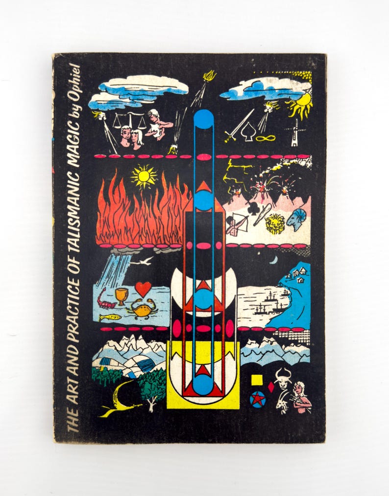 Puede incluir: Portada de libro vintage con el t&iacute;tulo "THE ART AND PRACTICE OF TALISMANIC MAGIC by Ophiel" sobre un fondo negro. La portada presenta ilustraciones coloridas de s&iacute;mbolos, figuras y formas geom&eacute;tricas, incluyendo llamas, balanzas y un dise&ntilde;o vertical central.