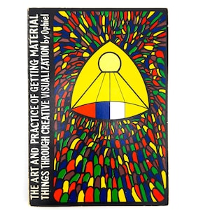 Puede incluir: Portada de libro con el título "The Art and Practice of Getting Material Things Through Creative Visualization by Ophiel". La portada presenta un triángulo amarillo con un círculo y rayos, y un fondo colorido de formas rojas, azules, verdes y amarillas.