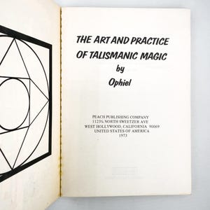 Puede incluir: Libro abierto con el t&iacute;tulo "THE ART AND PRACTICE OF TALISMANIC MAGIC" de Ophiel. La portada presenta un dise&ntilde;o geom&eacute;trico en blanco y negro. Publicado por Peach Publishing Company en 1973.