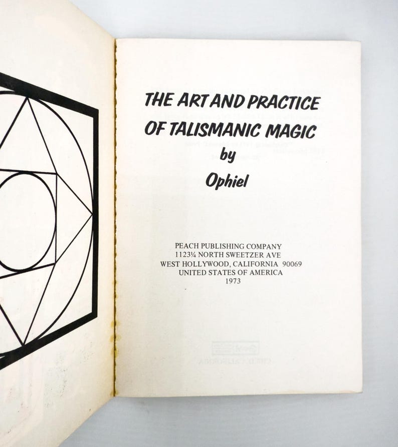Puede incluir: Libro abierto con el t&iacute;tulo "THE ART AND PRACTICE OF TALISMANIC MAGIC" de Ophiel. La portada presenta un dise&ntilde;o geom&eacute;trico en blanco y negro. Publicado por Peach Publishing Company en 1973.