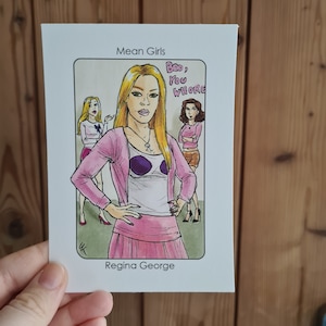 Puede incluir: Ilustraci&oacute;n dibujada a mano de Regina George de la pel&iacute;cula "Mean Girls". La imagen presenta a Regina con un atuendo rosa con el texto "Boo, You Whore". Las palabras "Mean Girls" y "Regina George" tambi&eacute;n son visibles.