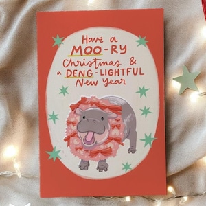 Tarjeta de felicitación navideña de Moo Deng - A2 4,25" x 5,5" - tarjeta navideña divertida, tarjeta navideña linda, tarjeta de felicitación de cultura pop, tarjeta meme