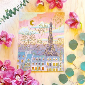 K&ouml;nnte beinhalten: Eine rosa und goldene Illustration des Eiffelturms in Paris, Frankreich. Der Turm ist von Feuerwerk und Sternen umgeben. Die Illustration ist vor einem rosa und blauen Himmel platziert.