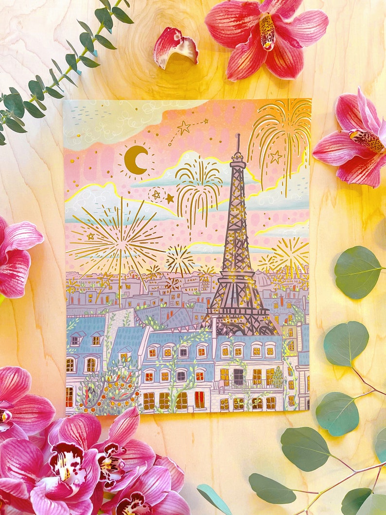 K&ouml;nnte beinhalten: Eine farbenfrohe Illustration des Eiffelturms in Paris, Frankreich, mit Feuerwerk, das in den Himmel explodiert. Die Illustration ist vor einem rosa und blauen Sonnenuntergang mit Sternen und einer Mondsichel platziert. Der Eiffelturm ist von Geb&auml;uden und B&auml;umen umgeben.