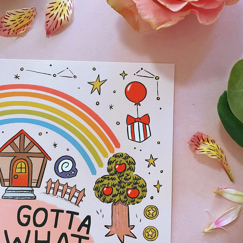Może przedstawiać: Kapryśna ilustracja z tęczą, domem, jabłonią i napisem "GOTTA WHAT". Czerwony balon jest przymocowany do pudełka z prezentem. Gwiazdy i monety są rozrzucone na r&oacute;żowym tle.