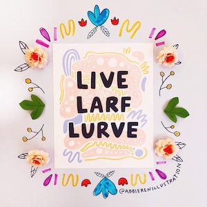 Puede incluir: Una tarjeta blanca con formas abstractas coloridas y el texto "Live, Laugh, Love" en letras negras. La tarjeta está rodeada de pequeñas flores rosas y amarillas y hojas verdes.