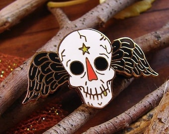 Szpilka z czaszką, szpilka Memento Mori, skrzydlata czaszka, szpilka z cmentarza Salem, szpilka z cmentarza, czarownica, gotycka szpilka do klapy