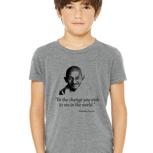 Koszulka młodzieżowa z cytatem Mahatmy Gandhiego. Koszulka dziecięca Dark Heather Grey, Bądź zmianą, którą chcesz zobaczyć na świecie. Koszulka z cytatem.