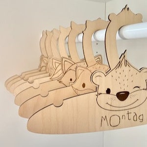 Gruccia per vestiti con file laser animale della foresta SVG gruccia per bambini