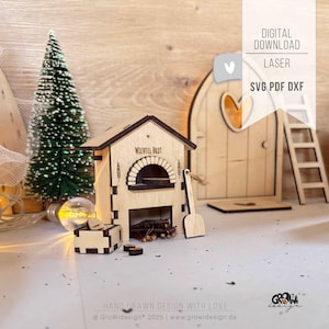 Könnte beinhalten: Eine lasergeschnittene Miniatur-Holzbäckerei mit dem Text "Wichtel Brot" über dem Ofen. Die Szene umfasst eine kleine Tür mit herzförmigem Fenster, eine Leiter und einen Miniatur-Weihnachtsbaum. Eine kleine Holzschaufel liegt neben der Bäckerei.