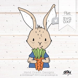 Könnte beinhalten: Ein Cartoon-Kaninchen mit einem blauen Hemd hält ein Bündel Karotten in seinen Pfoten. Das Kaninchen hat braunes Fell und große Ohren. Der Hintergrund ist ein helles Holzmaserungsmuster.