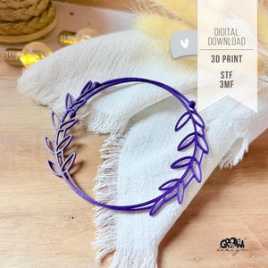 Op de afbeelding: Een paarse, cirkelvormige 3D-print met bladeren, op een witte doek. Het ontwerp heeft een kransachtige vorm met gedetailleerde bladeren. De afbeelding bevat de tekst "DIGITALE DOWNLOAD" en "3D PRINT".