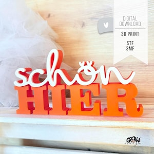 Könnte beinhalten: Ein 3D-gedrucktes orange-weißes Schild mit der Aufschrift "schön HIER". Das Wort "schön" ist in weißer Schrift, und "HIER" ist in fetten orangefarbenen Blockbuchstaben. Das Schild steht auf einer weißen Oberfläche mit Holzgrund. Digitaler Download.