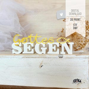 Puede incluir: Un letrero de madera blanco con las palabras "Gottes SEGEN" en letras blancas y doradas. El letrero también presenta un símbolo de pez dorado. Las palabras "DESCARGA DIGITAL" y "IMPRESIÓN 3D" están impresas sobre un fondo blanco.
