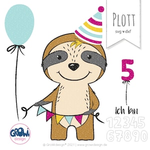 May include: A cartoon sloth wearing a pink and yellow party hat holds a string of colourful flags. The sloth is smiling and has a blue balloon tied to its arm. The number 5 is written in pink with glitter and a pink balloon string. The text "Ich bin 12345 67890" is written in black. The text "PLOTT svg dxf" is written in black. The text "GROW design" is written in black.