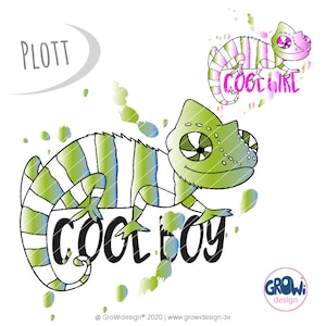 Pode incluir: Um camaleão verde e branco listrado com o texto "COOL BOY" embaixo. O camaleão é contornado em preto e tem uma cauda listrada verde e branca. O fundo é branco com respingos de aquarela verde e azul.