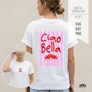Könnte beinhalten: Weißes T-Shirt mit einem rot-rosa Design auf dem Rücken mit den Worten "Ciao Bella" und Palmen. Eine kleinere Version des Designs befindet sich auf der Vorderseite. Informationen zum digitalen Download oben rechts.