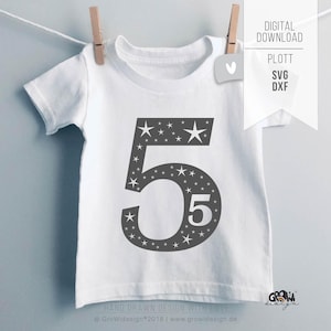 Könnte beinhalten: Weißes T-Shirt mit einer großen grauen Zahl 5, die mit Sternen gefüllt ist. Eine kleinere Zahl 5 befindet sich im Inneren der größeren. Das T-Shirt hängt an einer Wäscheleine mit einer Holzklammer. Der Text auf dem T-Shirt lautet "HAND DRAWN DESIGN WITH LOVE".