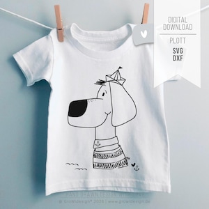 Könnte beinhalten: Weißes Kinder-T-Shirt mit einer schwarz-weißen Cartoon-Hundezeichnung, die einen Matrosenhut und ein gestreiftes Hemd trägt. Das Shirt hat den Text "DIGITAL DOWNLOAD PLOTT SVG DXF" und "HAND DRAWN DESIGN WITH LOVE".