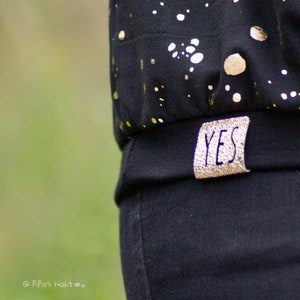 K&ouml;nnte beinhalten: Schwarzes Shirt mit goldenen Glitzer und einem silbernen Patch mit der Aufschrift "YES".