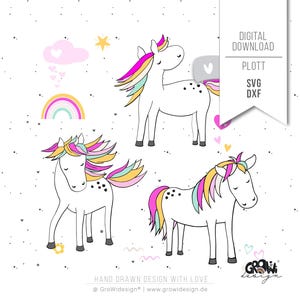 Könnte beinhalten: Drei bunte Einhorn-Illustrationen mit Regenbogenmähne und -schwanz. Die Einhörner stehen auf einem weißen Hintergrund mit kleinen Herzen und Sternen.