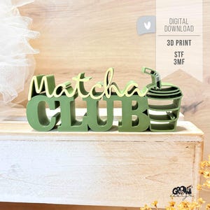 Könnte beinhalten: Ein grünes 3D-gedrucktes Schild mit der Aufschrift "Matcha CLUB" und einer Matcha-Getränk-Grafik. Das Schild hat eine hellgrüne Farbe mit einer dunkleren grünen Umrandung. Die Wörter "DIGITALER DOWNLOAD" und "3D-DRUCK" sind ebenfalls sichtbar.