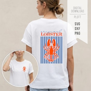Könnte beinhalten: Weißes T-Shirt mit einem orangefarbenen Hummer-Motiv auf dem Rücken, vor blau-weißen vertikalen Streifen. Der Text "original LOBSTER" befindet sich über dem Hummer-Design. Ein kleineres Hummer-Motiv befindet sich auf der Vorderseite. Digitaler Download verfügbar.