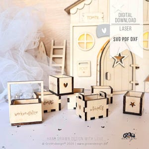 Pode incluir: Caixas de madeira cortadas a laser e uma decoração em forma de casa. As caixas apresentam vários designs, incluindo corações e estrelas, e texto como "Werkzeugkiste" e "XMAS". A casa tem uma porta, janelas e a palavra "TOMTE".