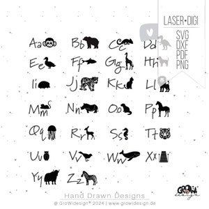 Könnte beinhalten: Schwarz-weiße Alphabetbuchstaben mit Tierillustrationen. Jeder Buchstabe ist mit einem Tier gepaart, wie zum Beispiel ein Affe für A, ein Bär für B, ein Eidechse für C und ein Dinosaurier für D. Die Buchstaben sind in einer handschriftlichen Schriftart.