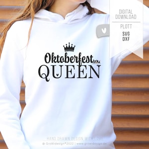 Può includere: Felpa con cappuccio bianca con la scritta nera "Oktoberfest QUEEN", sormontata da una corona. L'immagine include anche le parole "DIGITAL DOWNLOAD", "PLOTT", "SVG" e "DXF". La parte inferiore dell'immagine recita "HAND DRAWN DESIGN WITH LOVE".