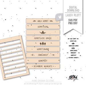 Puede incluir: Un diseño de descarga digital con etiquetas de madera cortadas con láser con palabras y frases temáticas de otoño. Las etiquetas son de color marrón claro con texto negro, con elementos decorativos como setas. El diseño es para trazado láser.